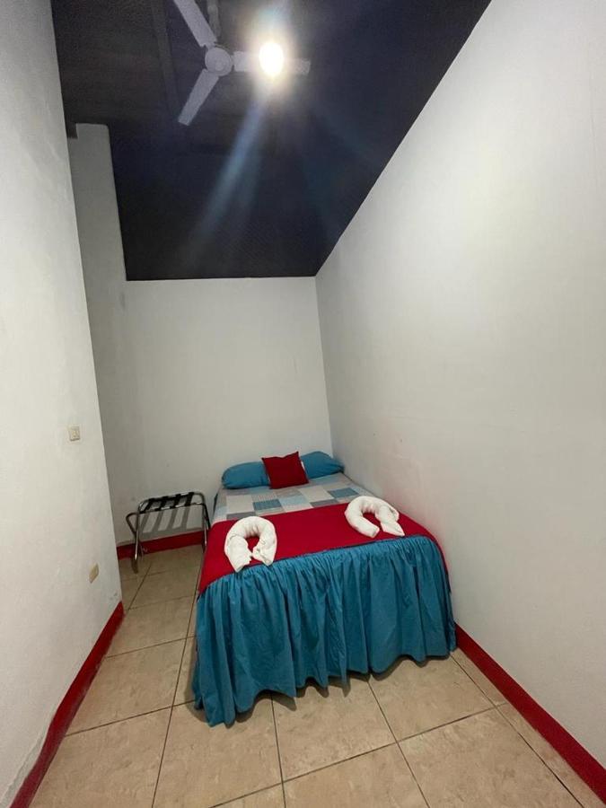 Hostal Blood Moon Rio Dulce Exterior photo